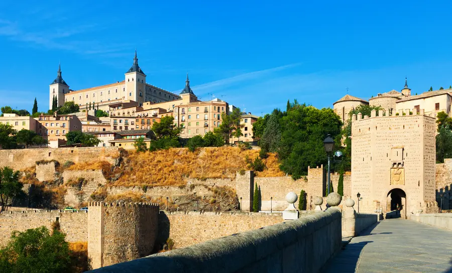 El Alcázar de Toledo visto desde el Puente de Alcántara